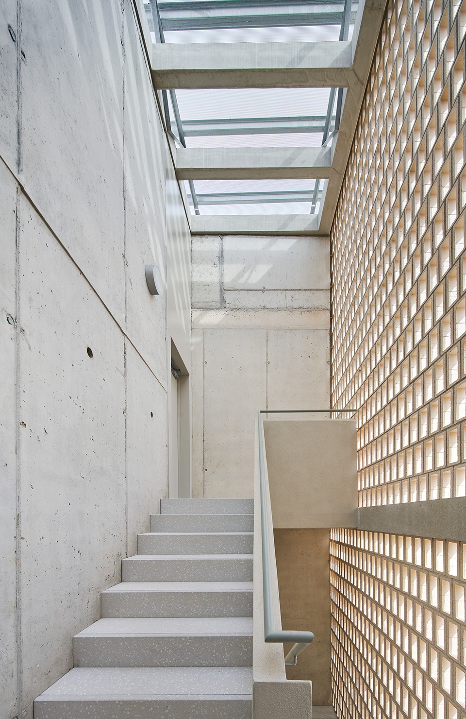 巴塞罗那社会住房设计，通透空间与裸露砖墙的完美结合-11