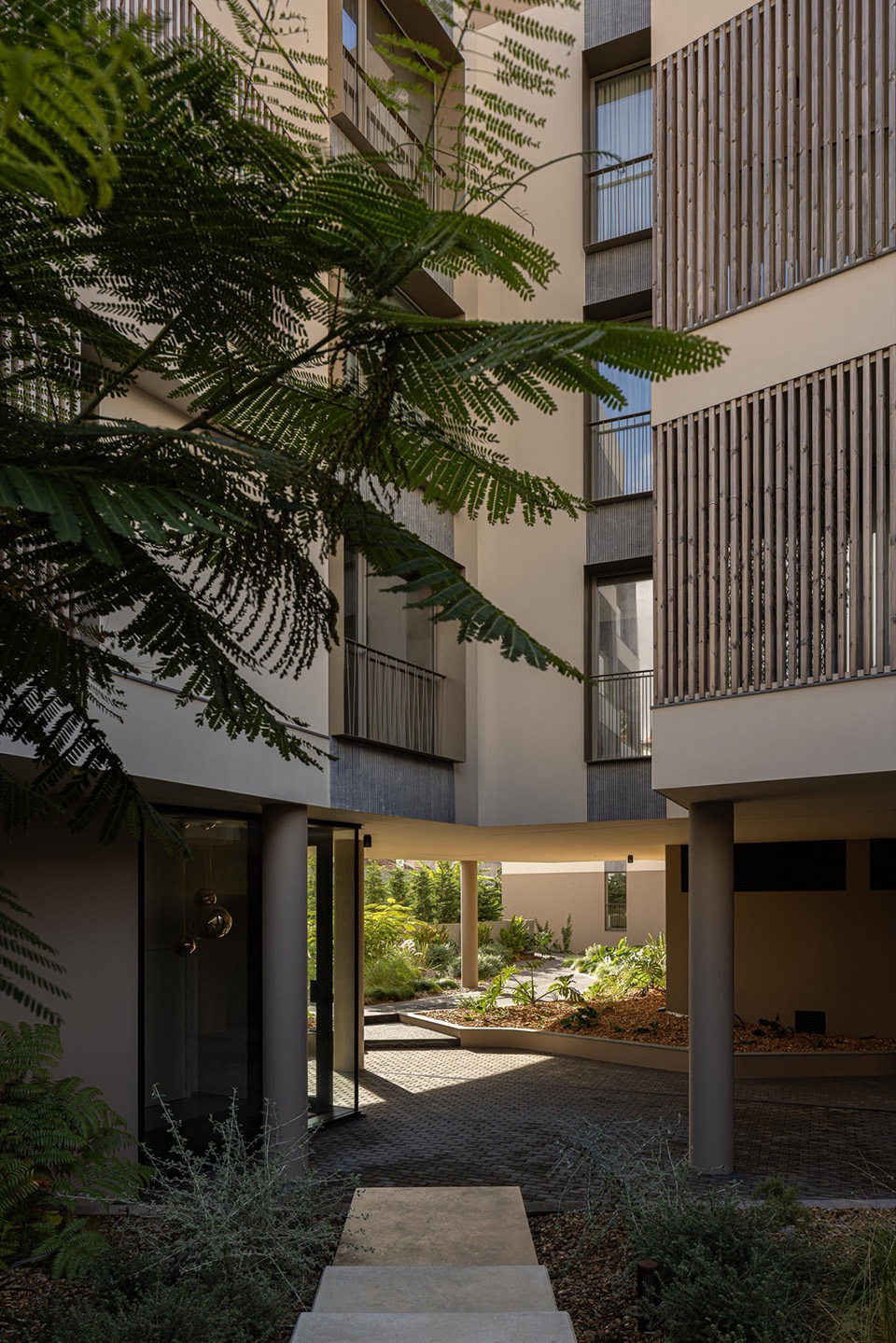 ERNESTO DO CANTO住宅区丨葡萄牙蓬塔德尔加达丨BOX arquitectos-201