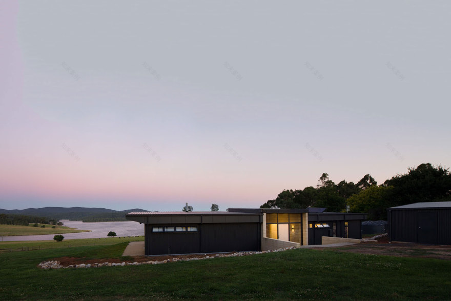 Finnis Architects设计的水边小住宅-13