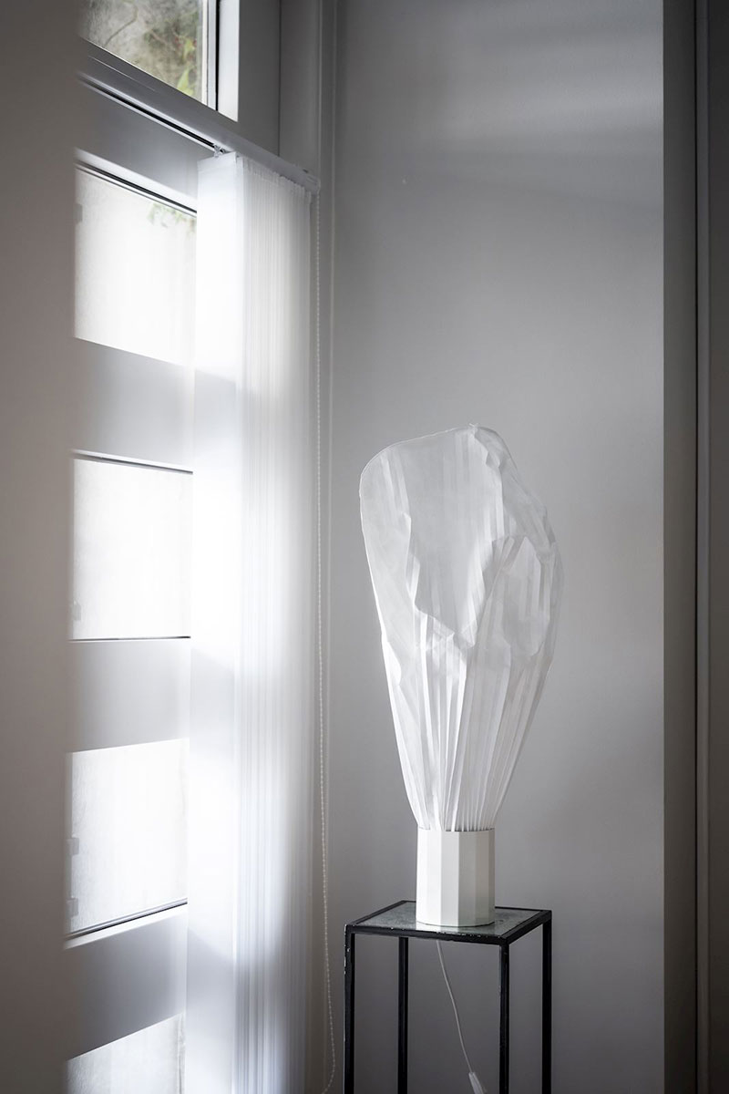 瑞典白色公寓，一窗一镜尽显经典魅力-10