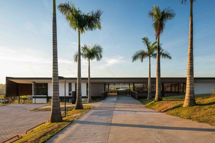 巴西自然景观中的社交俱乐部总部-40