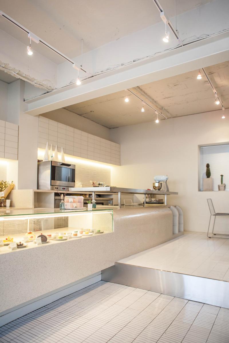 16 坪现代白色极简风格蛋糕店设计-7