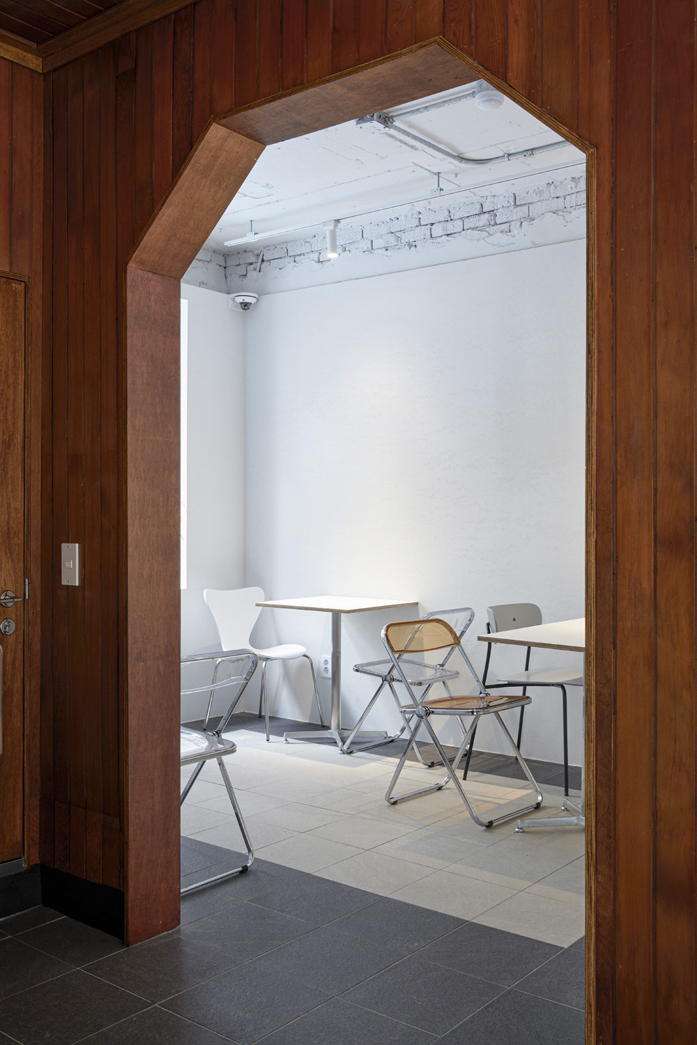 43 平米小户型的惊艳改造，极简主义的魅力展现-12