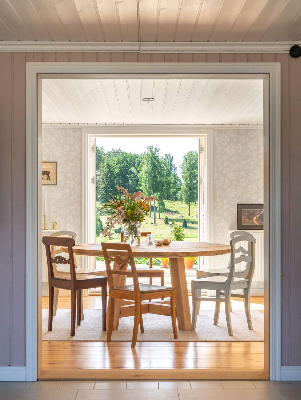 瑞典 19 世纪农场小屋的温馨改造-17