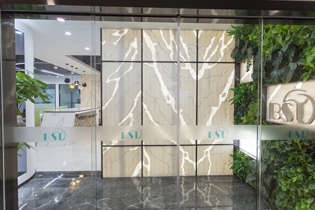 【凯悦装饰】以地板胶、地毯和不绣钢为主材料的办公室-2