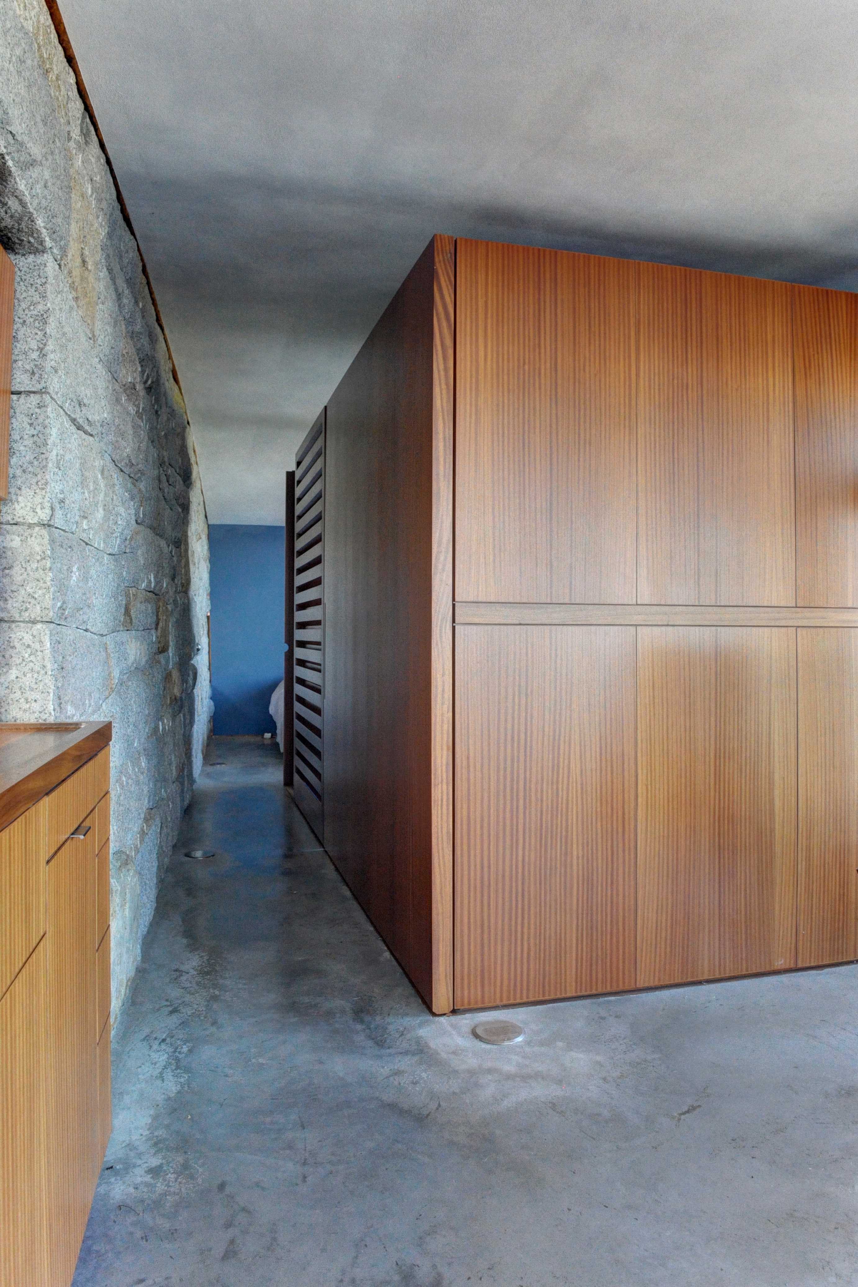 悬崖之上的绿色泳池住宅-20