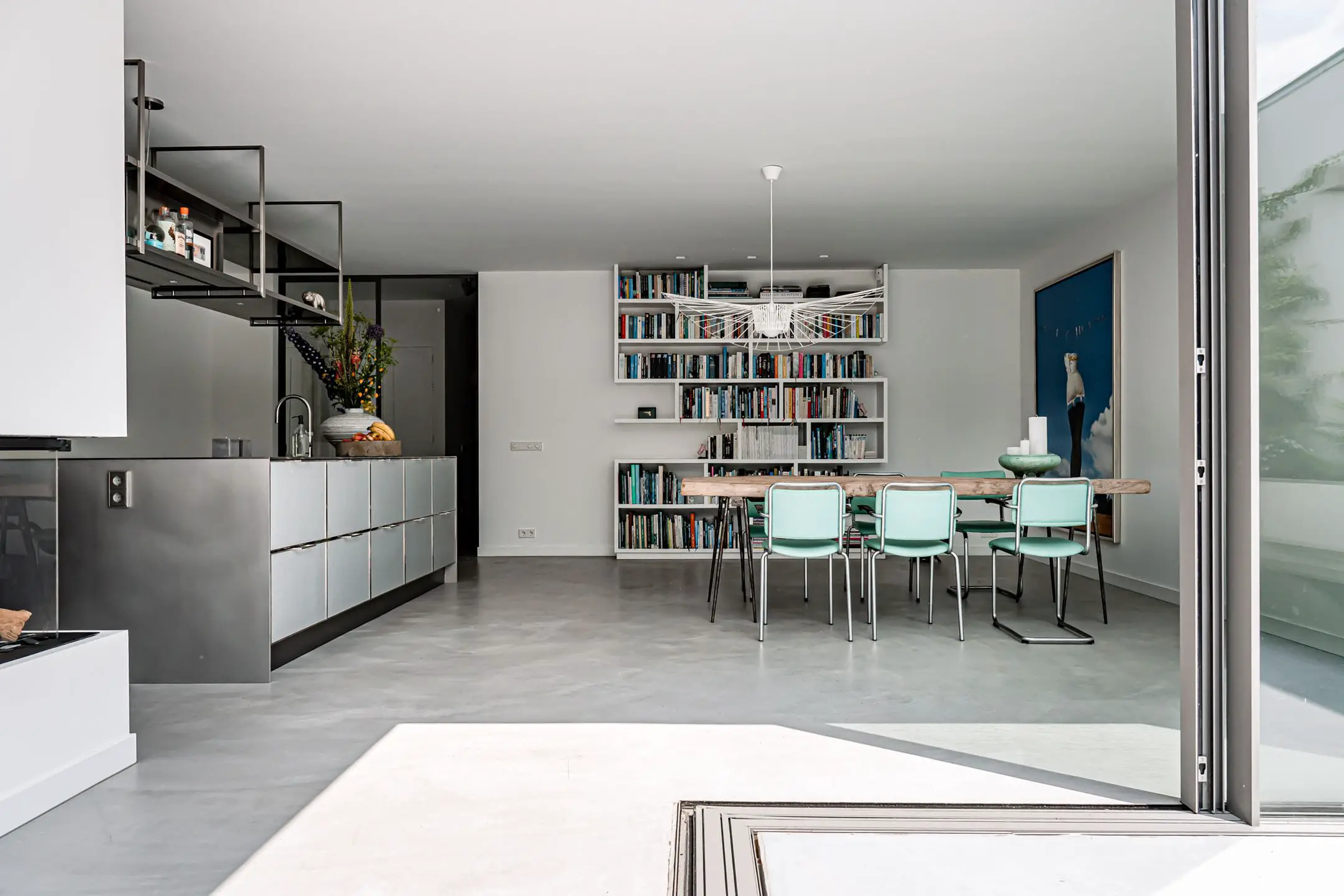 荷兰优雅明亮公寓设计，城市绿意渗透室内-8