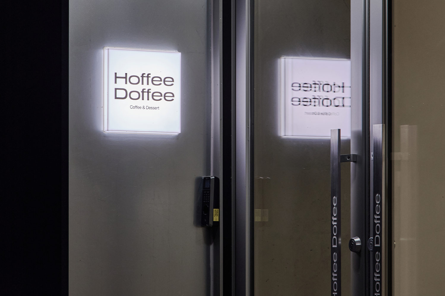 由于 Hoffee Doffee 不是常见的英文词汇组合，没有明确的、约定俗成的含义，难以准确翻译这可能是一个自创的品牌名、昵称或特定情境下使用的词语因此，无法提供准确翻译 丨Docent Design-7