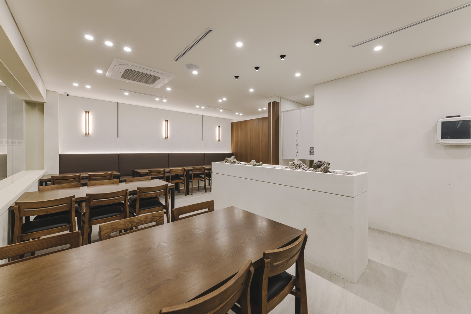 白色与木色，150 平米极简主义韩式餐厅设计-4