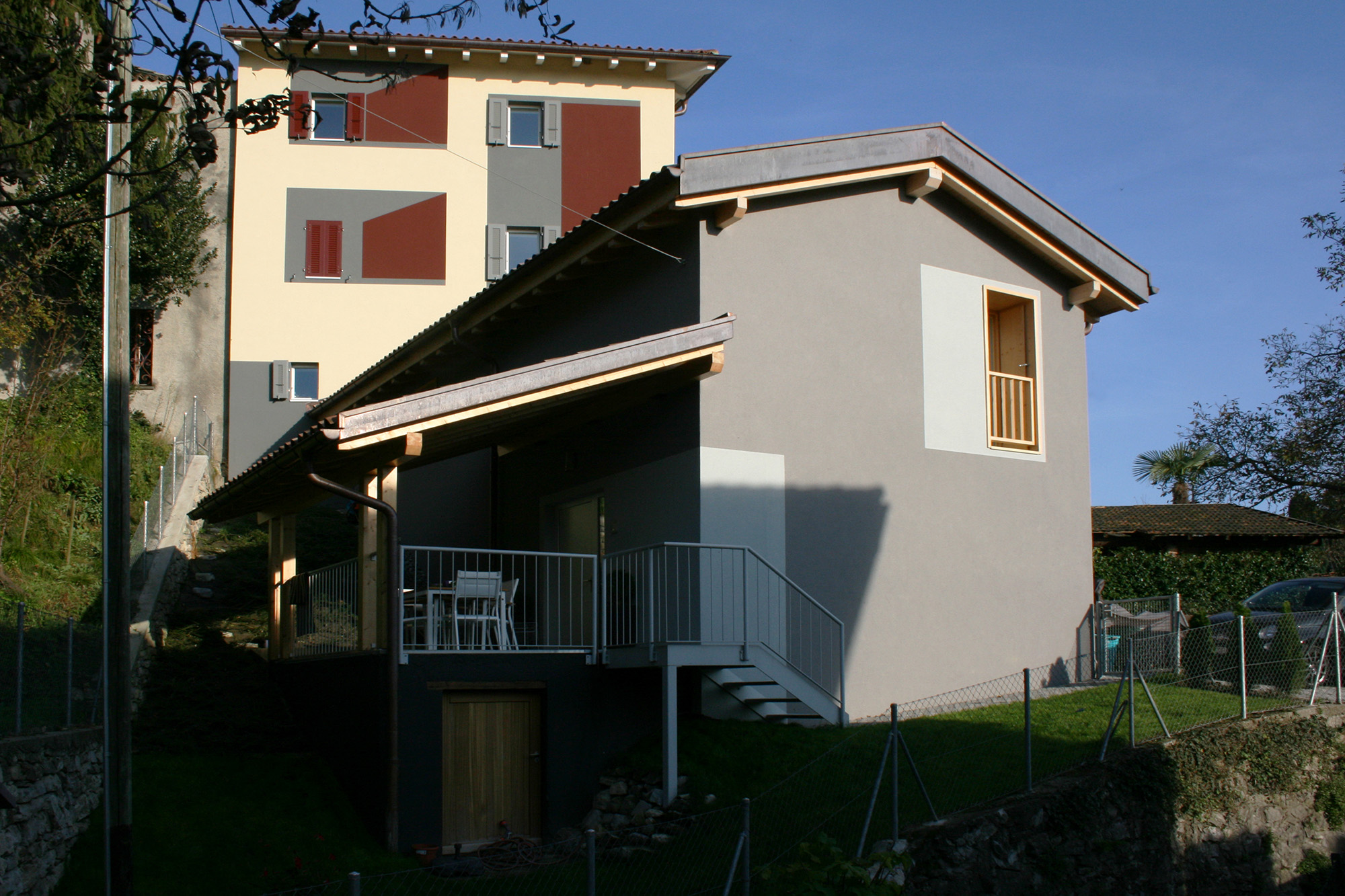 瑞士蒂奇诺州田园风光里的现代农舍改造-13