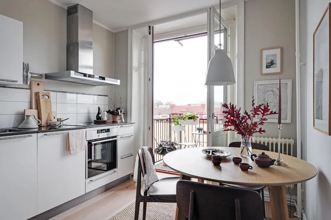 L 型布局厨房搭配小露台的家-22