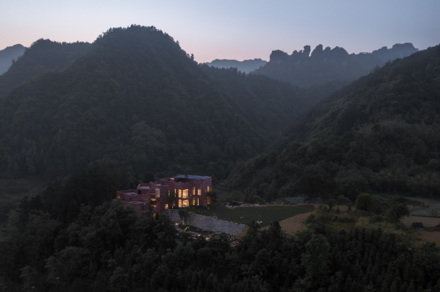 张家界山谷间的红色石屋丨中国张家界丨素建筑设计事务所-5