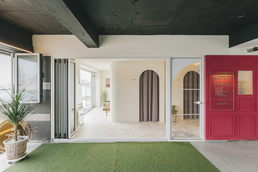 白色与木色迷你别墅设计，16 平米视听室惊艳亮相-2