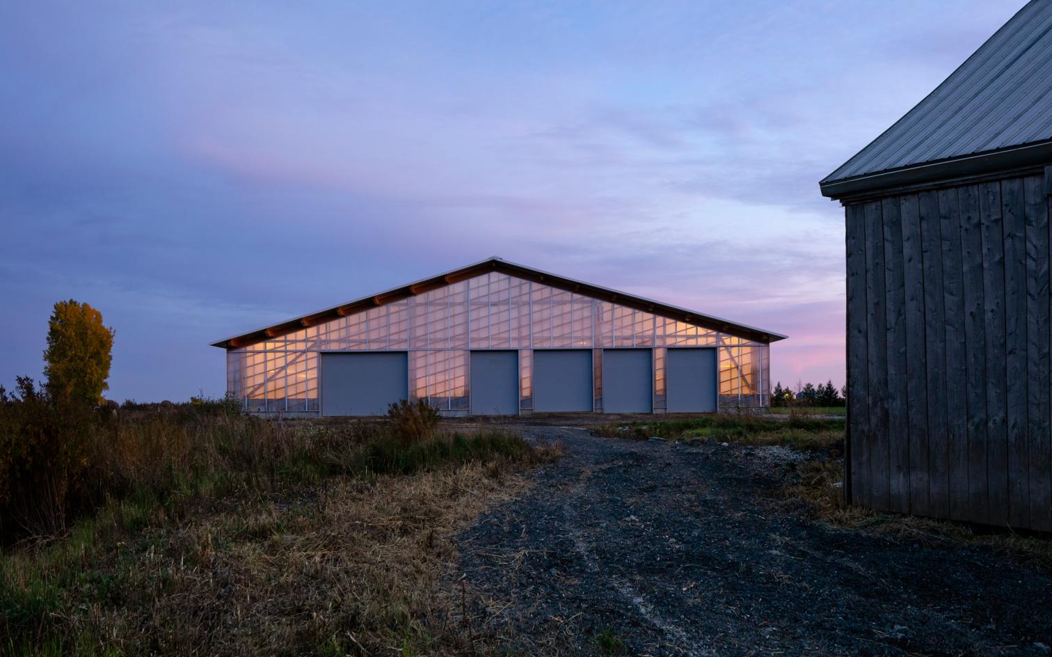 融入自然的奶牛棚设计-9