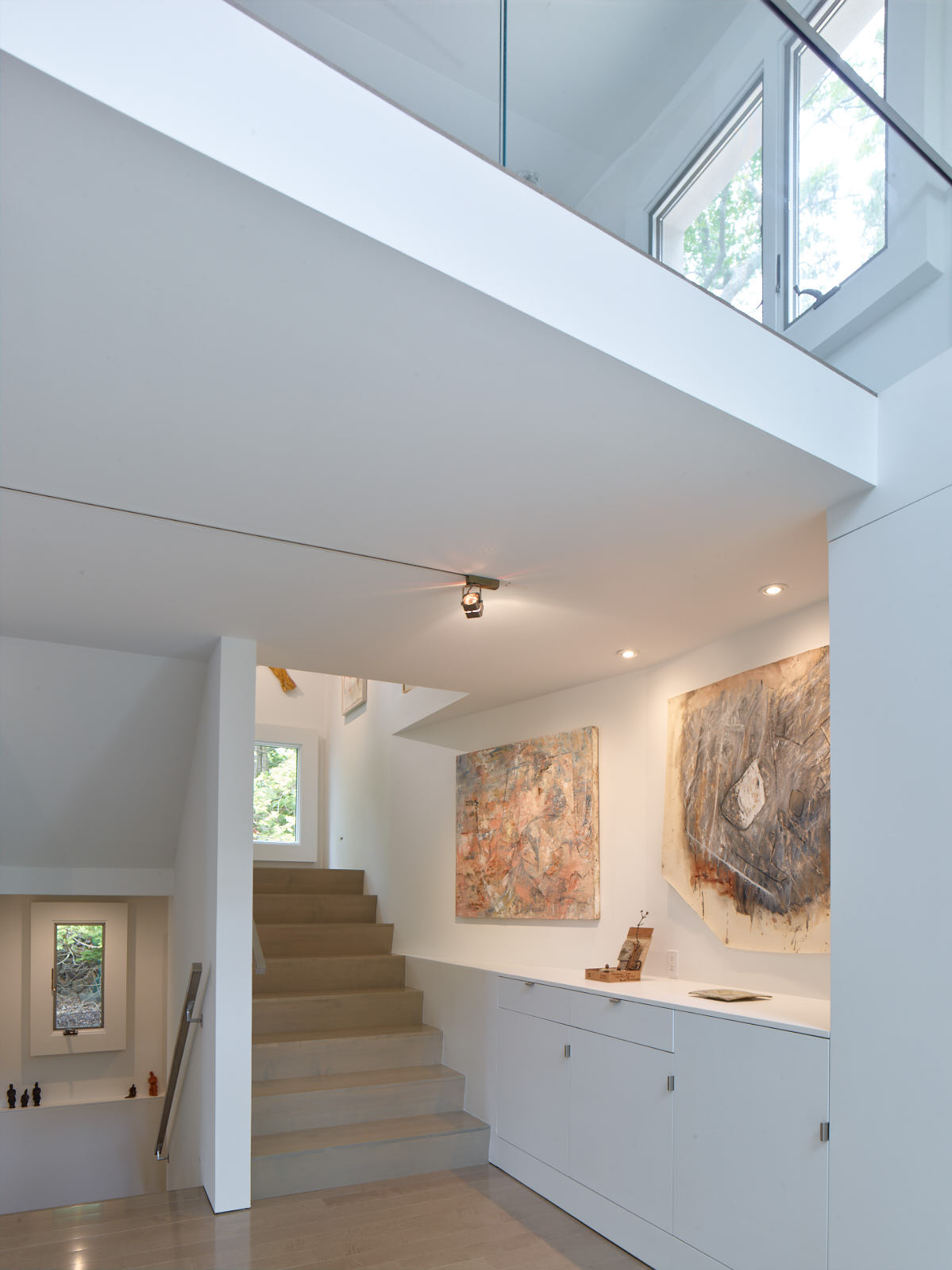 艺术家驻地；艺术家公寓（具体需结合语境选择最合适的，如果用于描述提供给艺术家居住创作的场所，艺术家驻地更合适；如果强调居住的公寓建筑性质，艺术家公寓更合适，一般情况下艺术家驻地更常用） 丨MB Architecture-5