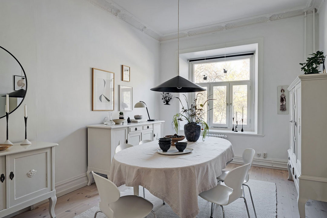 斯堪的纳维亚风格公寓的亮丽条纹沙发-13