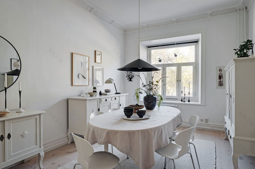 斯堪的纳维亚风格公寓的亮丽条纹沙发-13