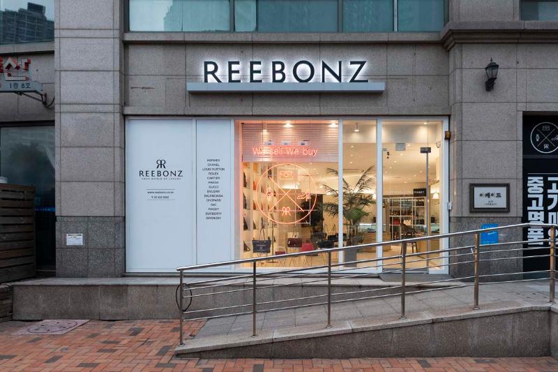 简约高雅的奢侈品门店设计-17