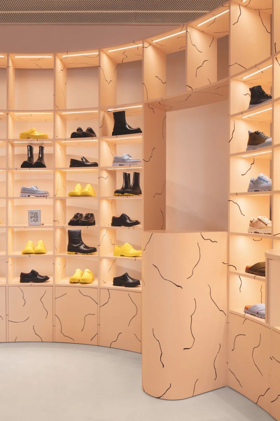 罗马 CAMPER 新零售空间设计丨西班牙丨Piovenefabi-13