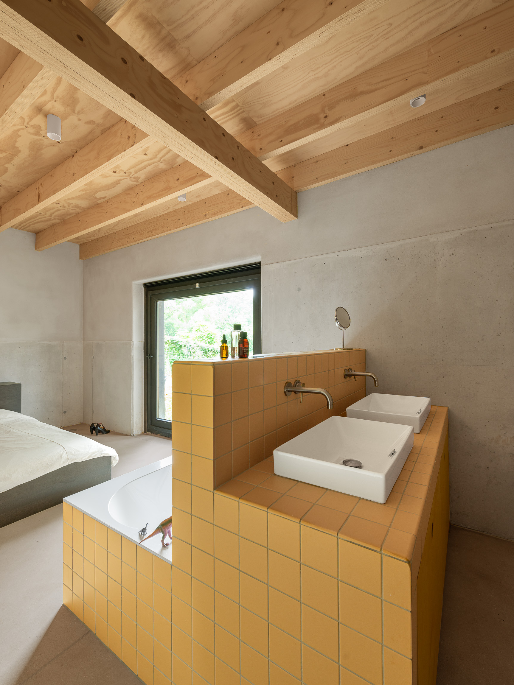 内部风险投资公司（注：House VC常见的一种理解是指企业内部设立的风险投资部门或公司，专门对企业内部有潜力的项目或业务进行投资，这里的翻译结合此常见语境给出，但需根据具体上下文进一步确定其精准含义） -25