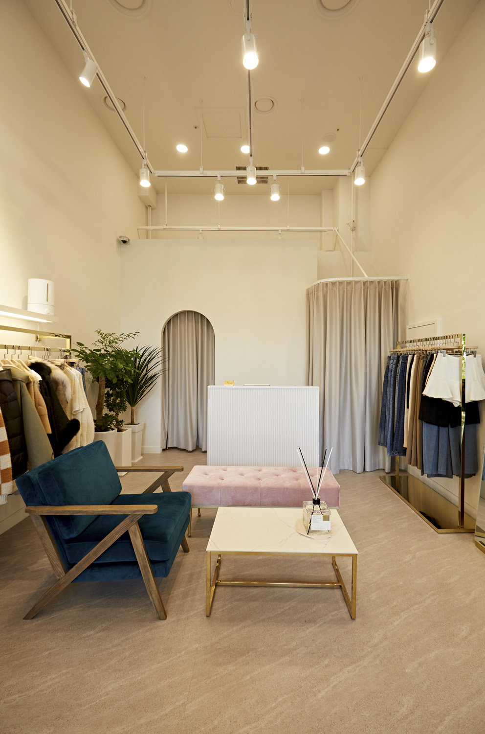 11 坪时尚服饰店 | 现代简约风的空间艺术-12