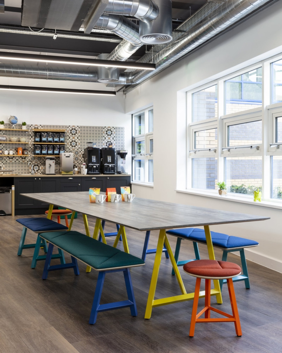 英慈善机构“释放儿童贫困”的彩色活力办公空间-15