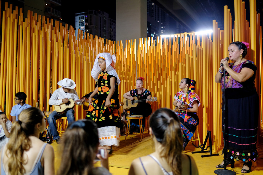 迈阿密建筑学院学生打造临时户外表演舞台-8