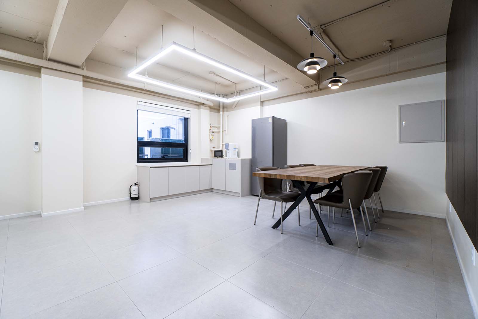 白色与木色的极简共享办公室-5