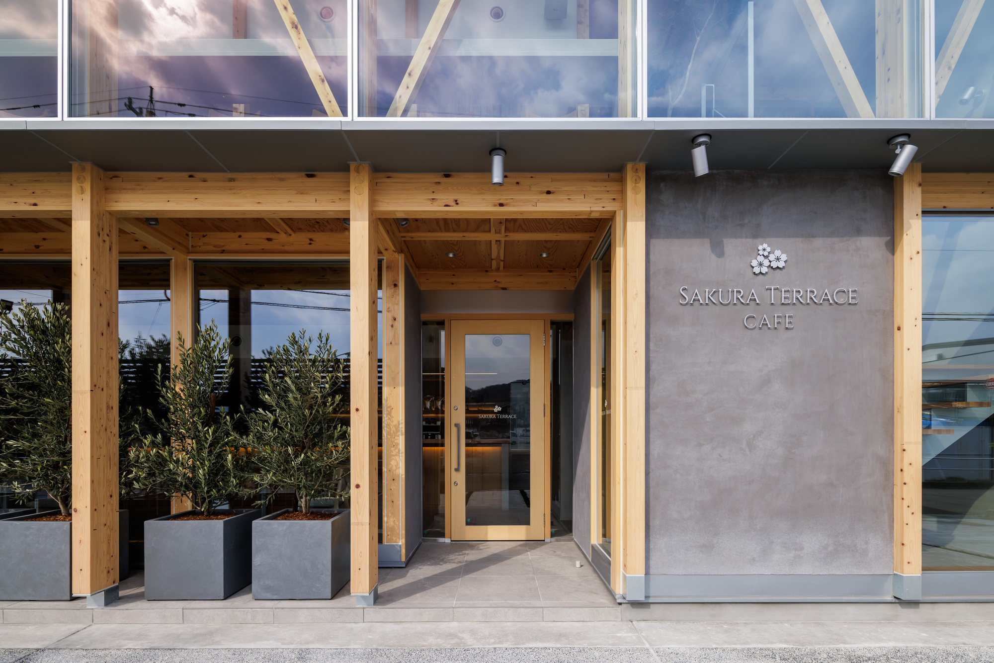Café with a Large Tree in the Middle of Town  / Kazuto Nishi Architects + toitdesign-23