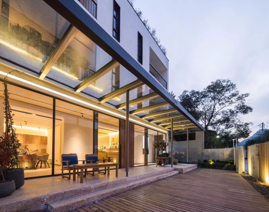 民宿设计，不论是重建或扩建、运用设计的加法或减法、还是采用在地材料，不仅能使荒废破旧的乡下老宅焕然一新，也能重塑一方水土。-50