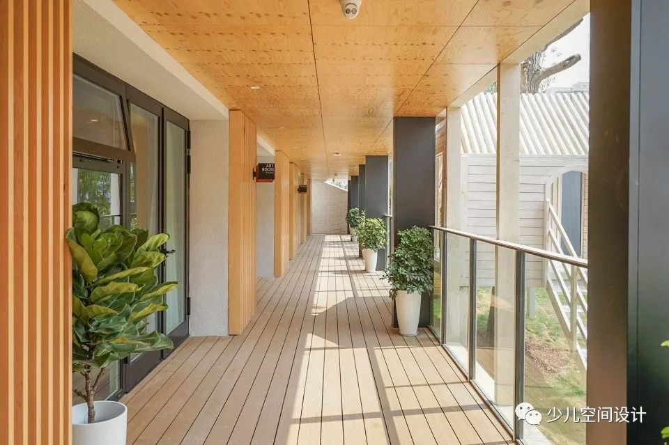 自然的木材，真正的草坪。这是一所和自然相接触能得到成长的园舍。-31