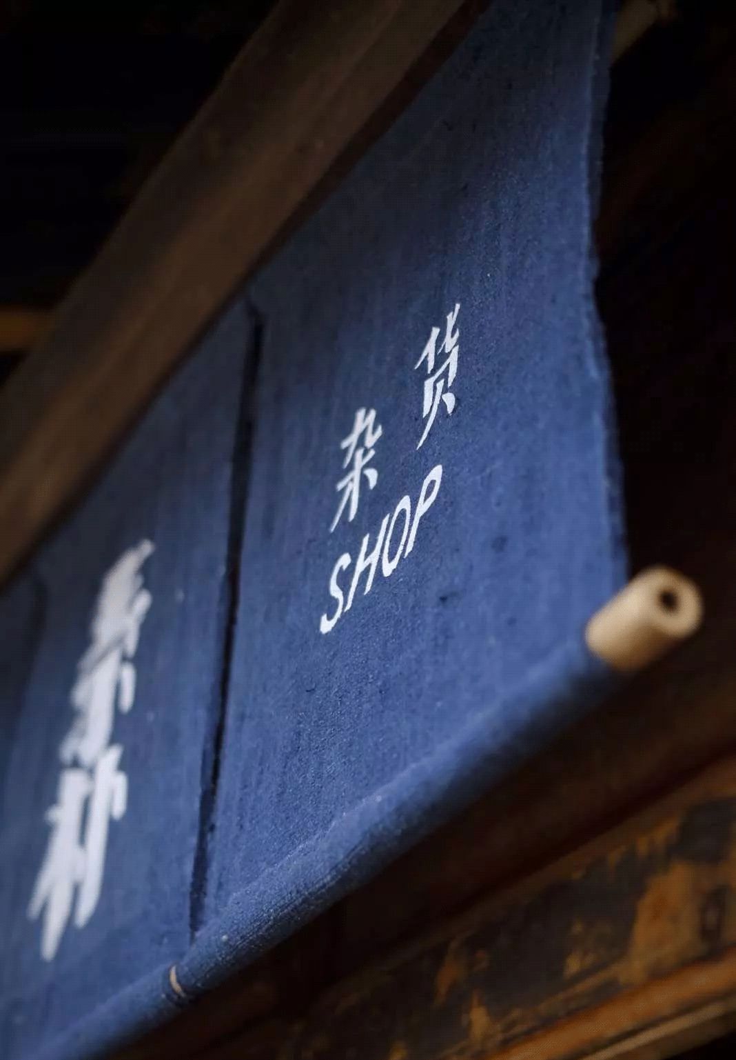 买不起房，小夫妻把牛棚改造成家，竟成300㎡大别墅还有150㎡花园菜地......-57