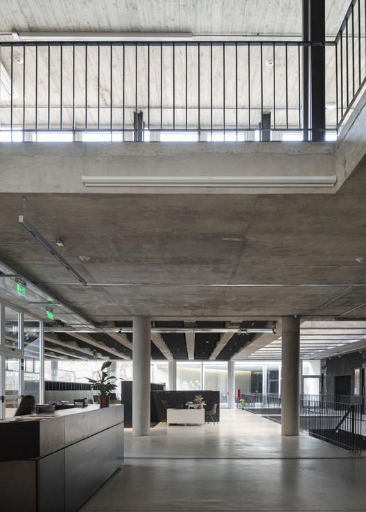 阿根廷建筑师协会总部 · 混凝土与绿意的共生-20