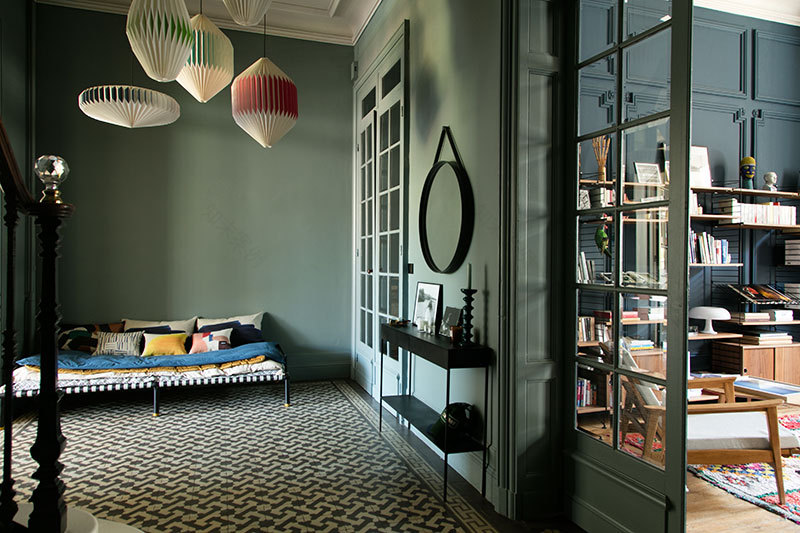 波尔多一个富有创意的家庭带有古典风格装饰的深色调公寓-8