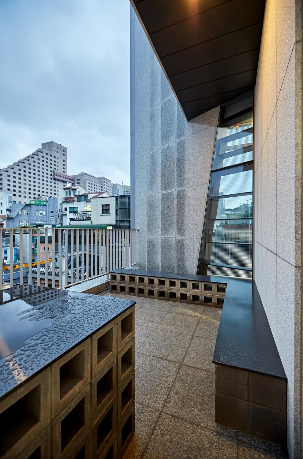 红色螺旋楼梯夺目，55 平 IT 公司办公室设计-19