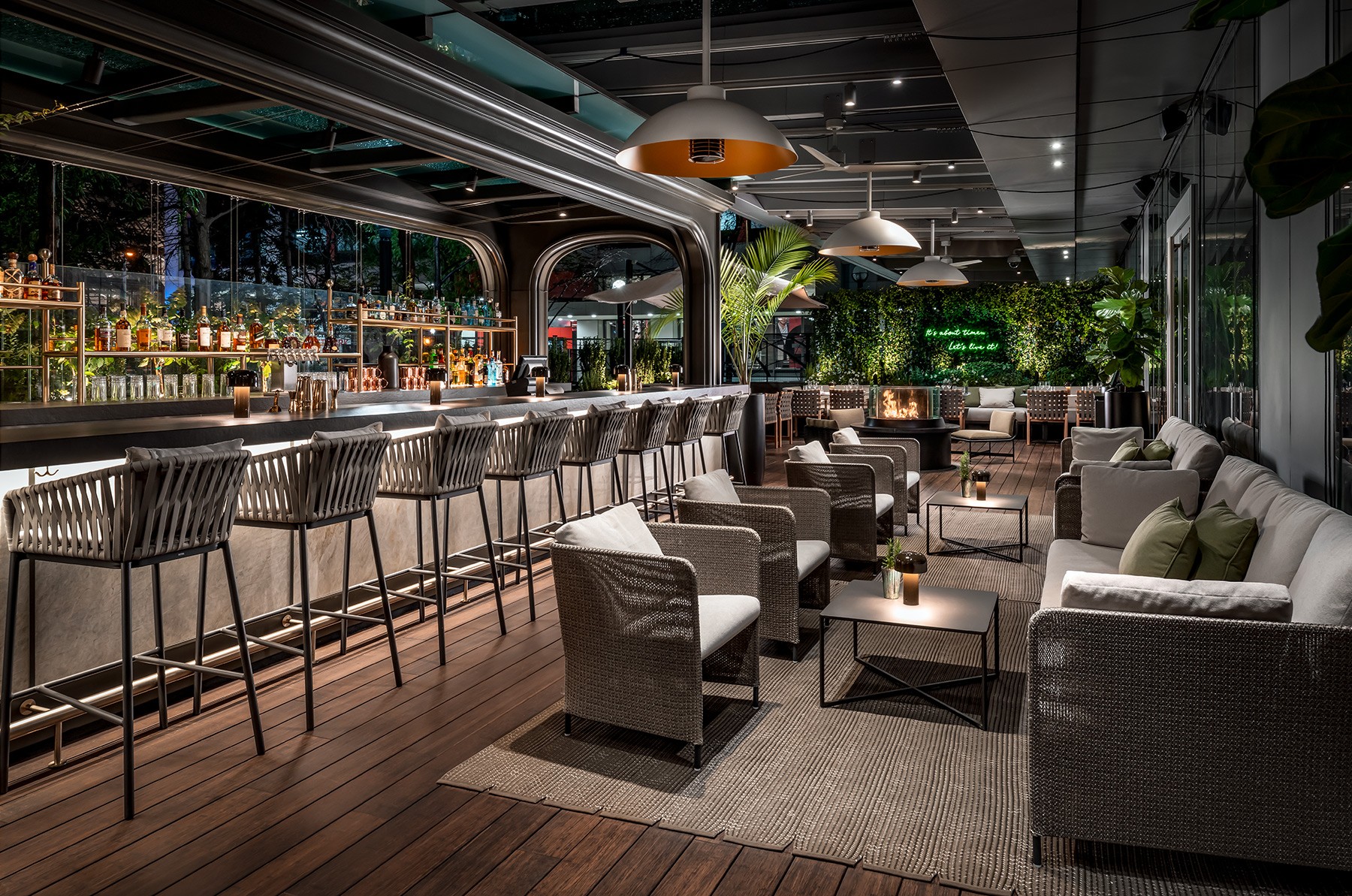 Epoch Bar & Kitchen Terrace at The Ritz-Carlton Toronto -9