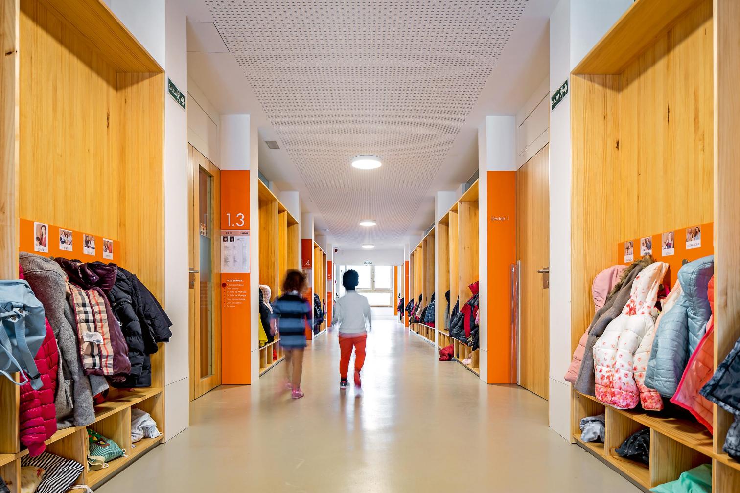 巴塞罗那幼儿园设计 · 色彩缤纷的铝制外墙-18