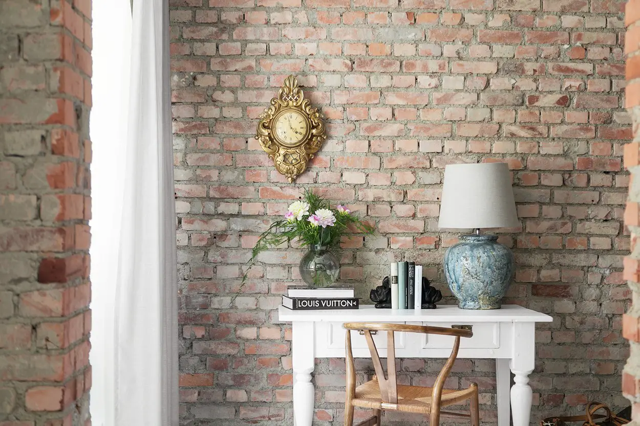 暖色调砖墙为黑白空间增色-9