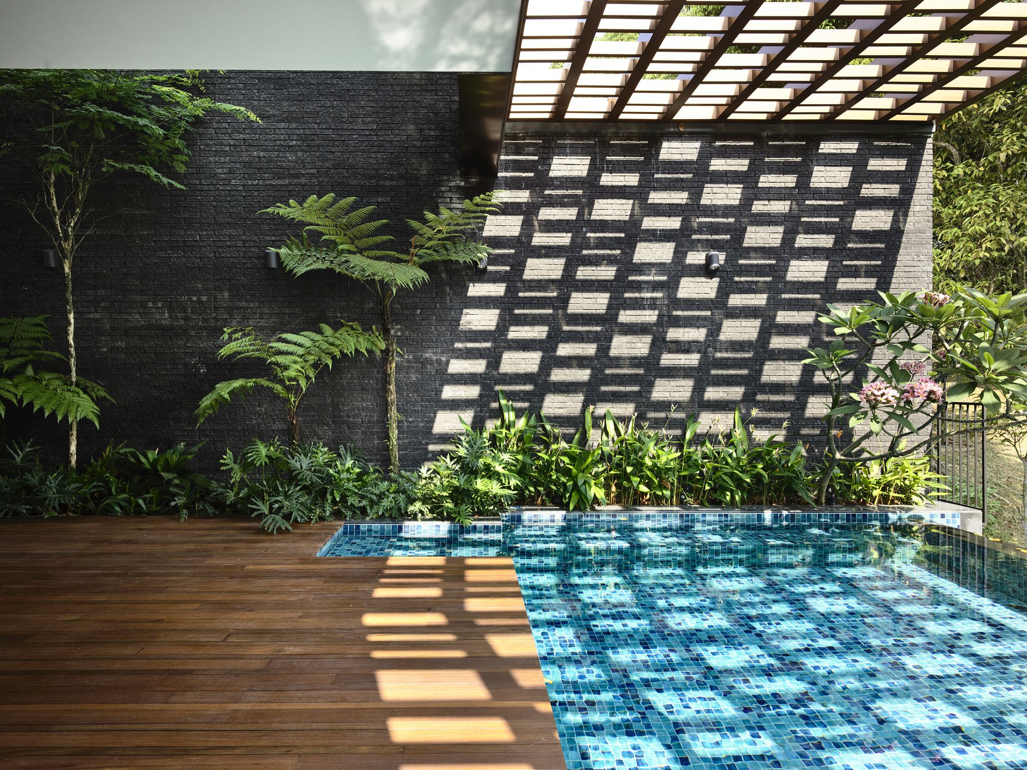 新加坡“Viewing Back”别墅,景观与室内完美融合-27