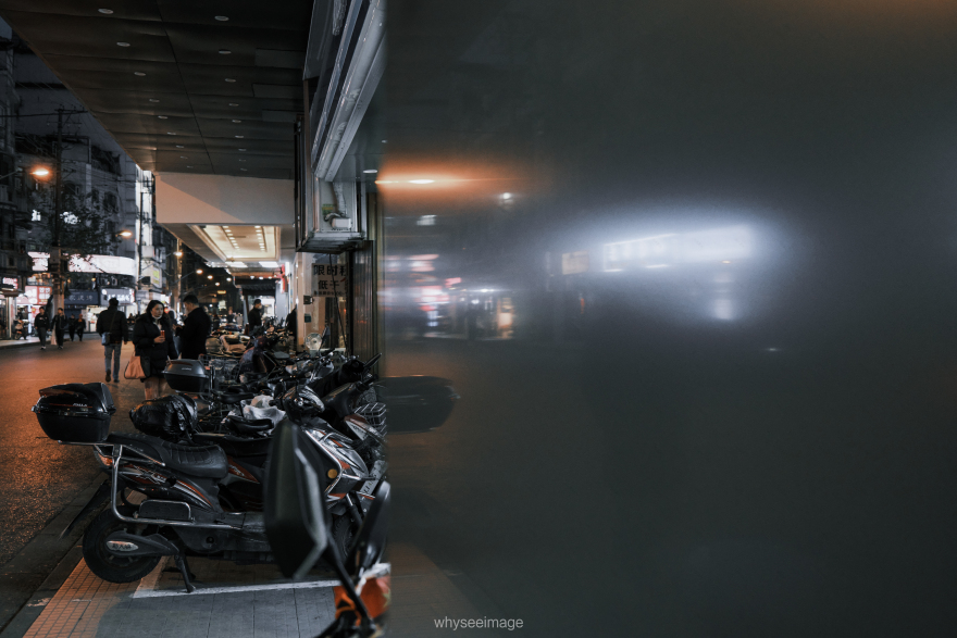 影子躺在地面上 · 不如回到街头丨中国上海丨whyseeimage-60