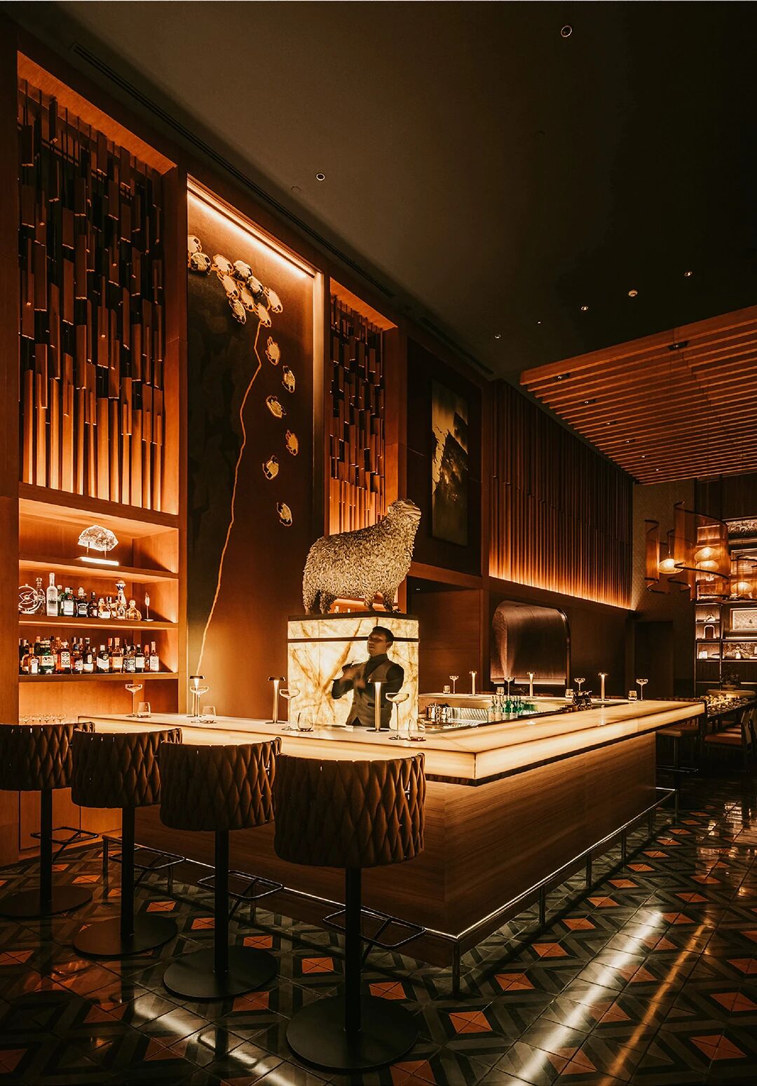 新作｜HBA  雅加达费尔蒙酒店The Crown餐厅 · 英伦风华，天际盛宴-6