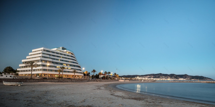 海畔旧貌换新颜,简化统一的新旅游地标——西班牙 ME 酒店-8