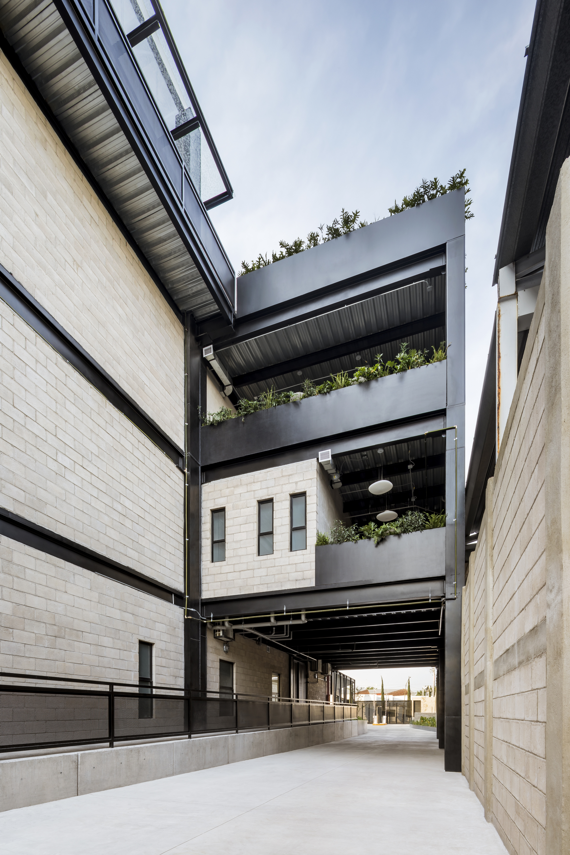 墨西哥 ABSA 总部办公建筑 | 工业风中的和谐环境-15