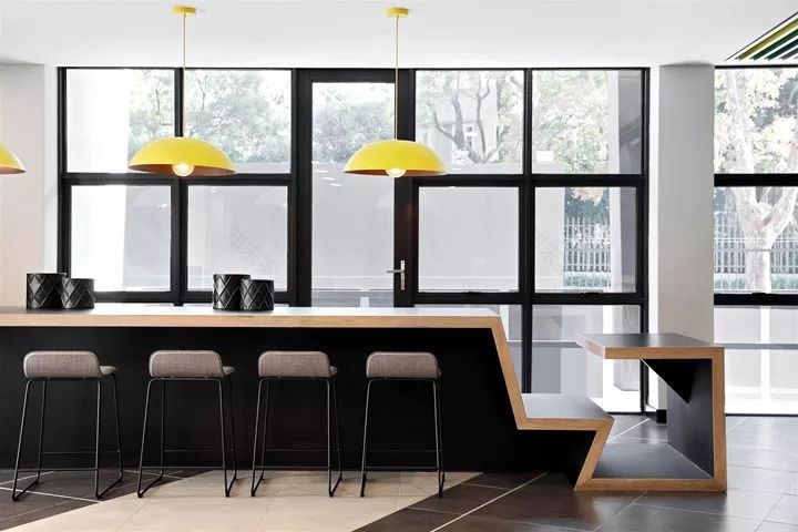 南非约翰内斯堡 Dynamic Technologies 办公室设计 | 活力四溢的多彩空间-24