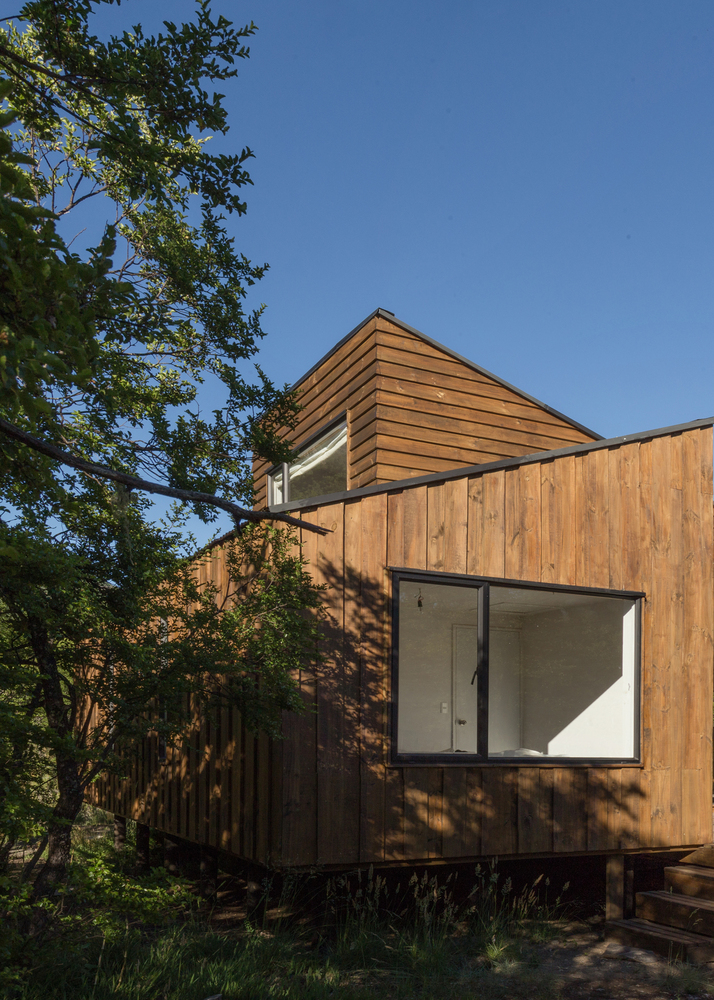 森林中的现代白色小屋-35