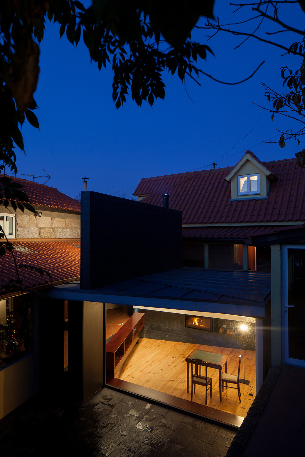 餐厅与壁炉组合空间设计丨Nuno Melo Sousa工作室-14