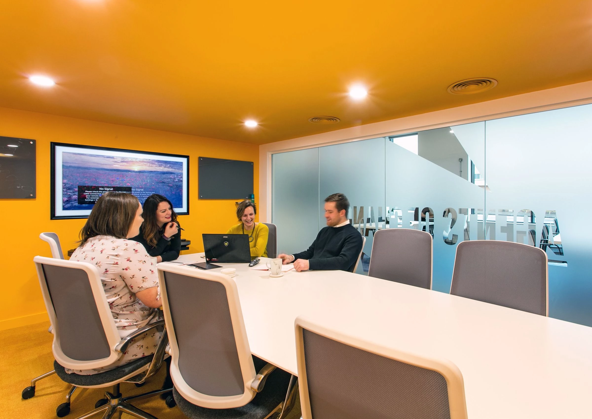 英国 Amdaris 公司明亮灵动办公室设计-16