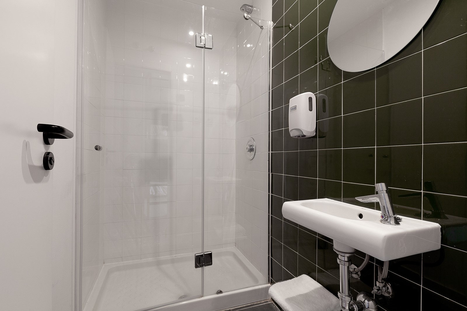 2060牛顿青年旅社，马德里 / Wanna One-0