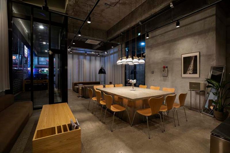 30 平米咖啡馆的极简主义魅力-6