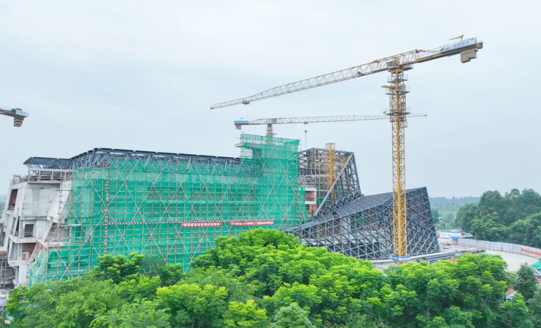 钢骨景观重现长征“雪山草地”-11